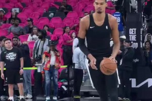 无限射程！文班亚马赛前热身飙进中圈三分！！