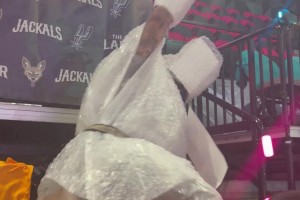 赛前一马刺球迷浑身裹满泡泡纸一碰就倒，以此来嘲讽SGA！